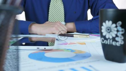 在纸上绘制图形的人[4K]