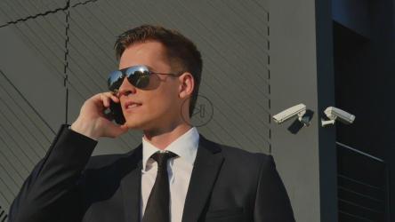 男子在电话里微笑[]