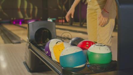 一个人拿着一个保龄球向松树射击[免费商用]