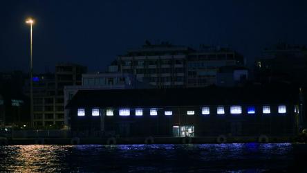 夜晚海滨的灯光[]