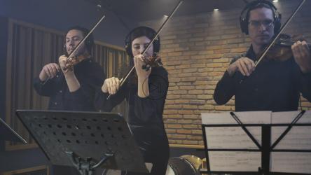 三位专业小提琴手在录音室里一起演奏[4K免费商用]