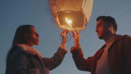 将纸灯笼高高抛向天空[]