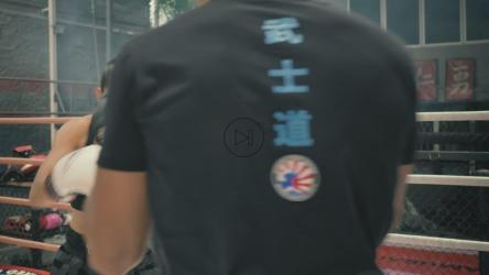 女拳击手与教练一起训练[免费商用]