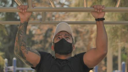 男子在公园做引体向上[免费商用]