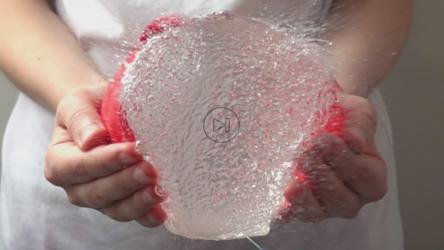 女孩弹出一个水气球[]