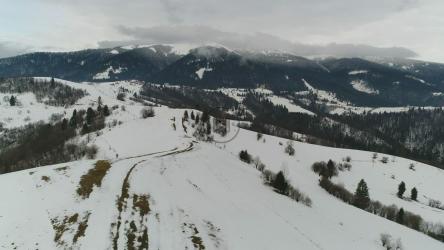 山脉中被雪覆盖的山丘，航拍[4K]