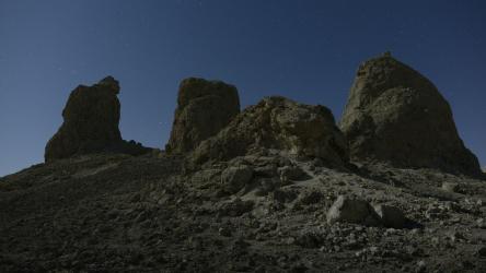 Trona顶峰在夜晚的时间流逝[]