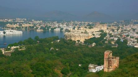 有河流和森林的城市景观[]