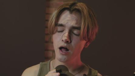 金发歌手表演情歌[4K免费商用]