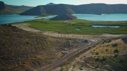 山脉和湖泊景观的空中全景图[4K免费商用]