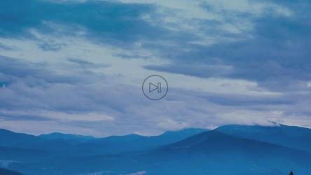 蓝色色调的云彩覆盖着一片风景[4K]