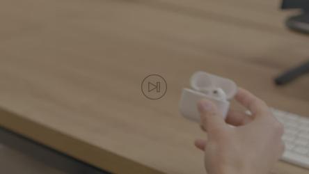 Woman storing her wireless headphones in their case[免费商用]