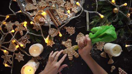 一个人的俯视图'；他的手在准备圣诞饼干[]