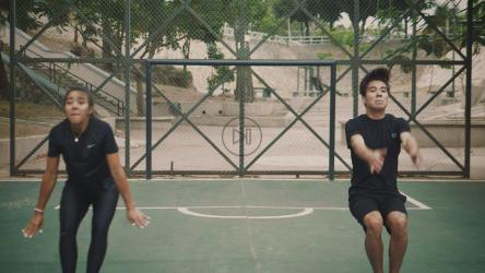 女人和男人同时做后空翻[免费商用]