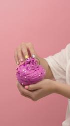 一个女人手里的粉红色橡皮泥冰淇淋[免费商用竖屏]