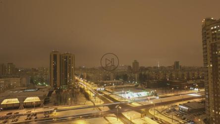 清晨穿过雪地的交通[4K]