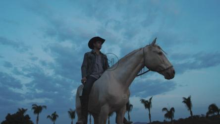 骑在白马上的男子[4K免费商用]