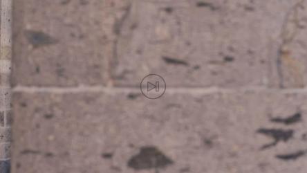 一个人一边拉手风琴一边走路[4K免费商用]