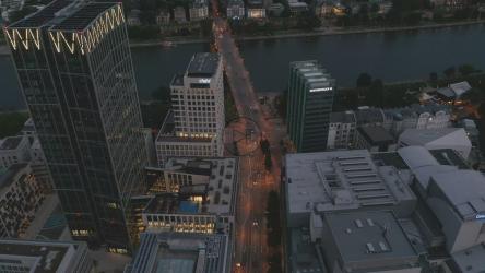 在河里的一座桥上飞越车流[4K]