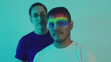 两名LGBT男子拥抱[免费商用]