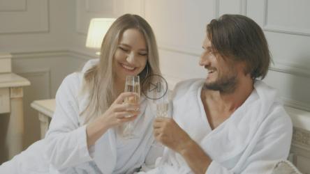 新婚夫妇享受蜜月[]