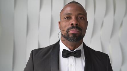 打领结的男子在白色背景前做鬼脸[]