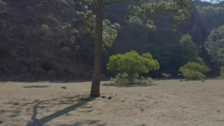 在群山之间的干旱环境中旅行[免费商用]