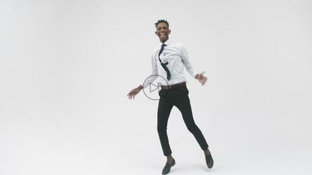 穿着西装的快乐男子在白色背景上精力充沛地跳舞[]