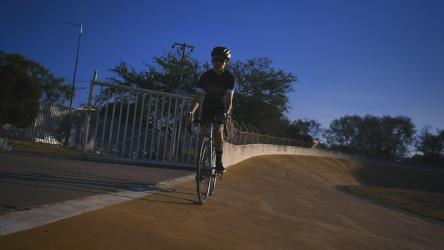 户外自行车道上的自行车手[免费商用]