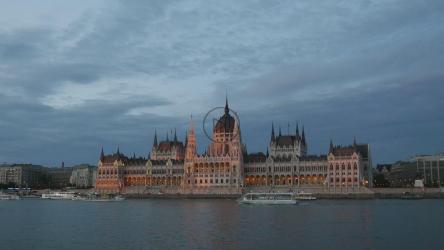 游轮和渡轮，背景是匈牙利议会大厦[4K]