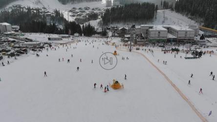 山林上滑雪者的风景[4K]