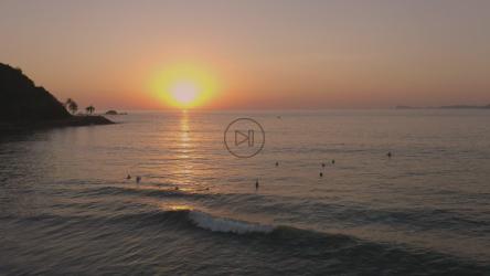 从海滩顶上的公海日落[4K免费商用]