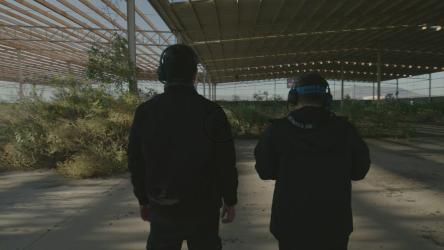 两个朋友在一个废弃的地方一起驾驶无人机[免费商用]