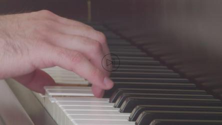 Hand of a musician playing the keys of a piano[4K免费商用]