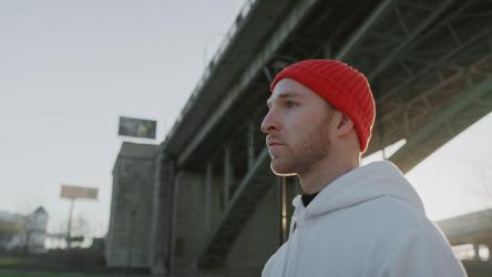 准备在城市中锻炼的跑步者[4K]