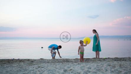 父母在海滩上玩游戏[]