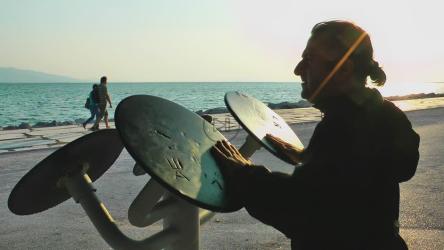 男子在海边锻炼[]