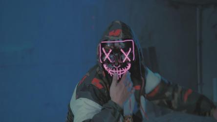 城市男人在建筑上跳舞[4K免费商用]