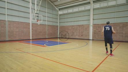 经验丰富的篮球运动员制作篮筐[免费商用]