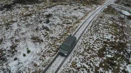 汽车在结冰的小路上行驶[]