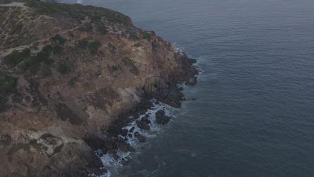 岩石海滩海岸，航拍[4K]