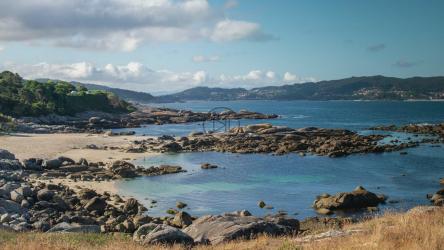 充满岩石的美丽海滩景色[4K免费商用]