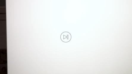 一名男子从冰箱里取出食品杂货的时间流逝[]