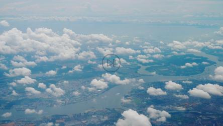 多云的天空笼罩着一座有渡河的城市[4K]