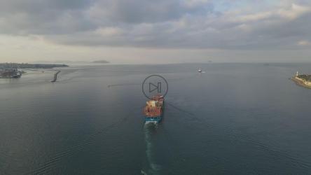 从港口城市出发的货船[4K]