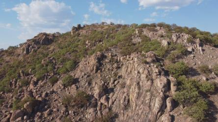 干旱多岩石山脉周围的空中景观[4K免费商用]