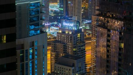 迪拜夜间广告牌和城市景观[4K]