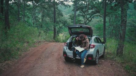 一对旅行的夫妇在路上看地图[4K免费商用]