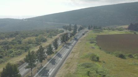 鸟瞰穿越自然的公路[免费商用]