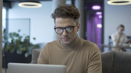 戴眼镜的男子在笔记本电脑上工作[4K]